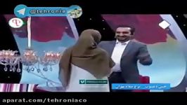 آغوش گرفتن«نیما کرمی»و همسرش«زینب زارع»در برنامه زنده