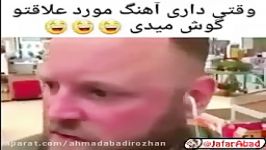 وقتی داری اهنگ مورد علاقت هم خوانی می كنی 