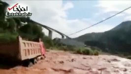 فیلم عملیات نجات راننده کامیون گرفتار در سیل