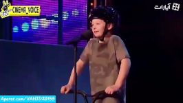 حرکات نمایشی زیبای پسربچه در مسابقه استعدادیابی کودکان