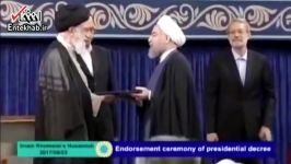 لحظه اهدای حکم ریاست جمهوری ازسوی رهبر انقلاب به روحانی