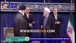 لحظه اهدای حکم تنفیذ سوی رهبر معظم انقلاب به روحانی