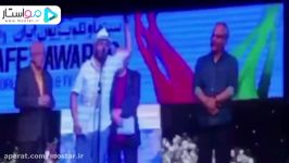 شوخی رضا عطاران بعد دریافت جایزه اش در جشن حافظ