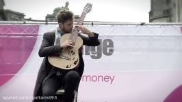 Tom Ward Busking at Edinburgh Fringe Festival گیتار