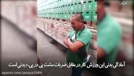 مردی شکمش مقاومتر کیسه بوکس است