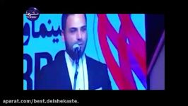 احسان علیخانی جایزه خود را به خانواده محسن حججی تقدیم کرد