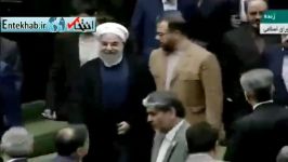 لحظه ورود روحانی به صحن علنی مجلس برای دفاع پایانی از..