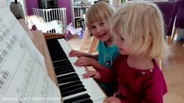 Kinder spielen Klavier Mozart