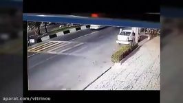 مردی میخواهدخودش را زیر ماشین بیندازد تا دیه بگیرد