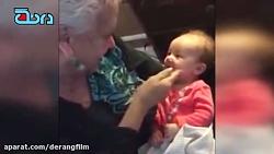 مادربزرگ ناشنوا زبان اشاره را به نوه آموزش میدهد