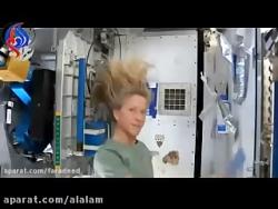 فضانوردان چگونه در فضا موهایشان را می شویند؟ + فیلم
