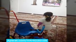 دختربچه بامزه ایرانی دهه هشتادی در دیوار بالا میره