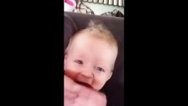 خندیدن نوزاد بامزه