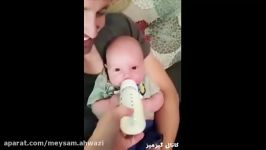 شیر خوردن خنده دار نوزاد بامزه خوشگلکلیپ خنده دار