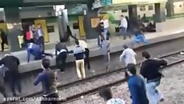 کار خطرناک مردم در ایستگاه مترو  آنها پریدند داخل ریل