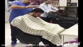 کار خنده دار آرایشگر هنگام اصلاح سر مرد جوان خواب آلود