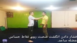 فشاردادن انگشت شصت روی نقاط حساس عضله ساعد توسط سنسی مهدی یاری