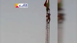 لحظه پایین کشیدن پرچم کردستان عراق توسط نظامیان عراق