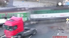متلاشی شدن کامیون در تصادف قطار مسافربری