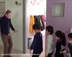 نحوه استقبال یک معلم ترکی دانش آموزان خود دم در کلاس