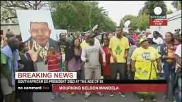 عزاداری مردم افریقا جلو خانه نلسون ماندلا