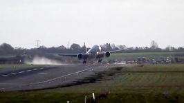 تلاش بوئینگ 777 برای فرود در هنگام وزش یک باد شدید  فارنت