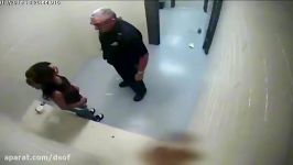 برهنه کردن یک زن توسط افسر پیرمرد پلیس آمریکا