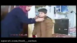 هر روز یکی اهالی روستای حاجی آباد یخ ها را می شکند دانش آموزان بتوانند به مدرسه بروند