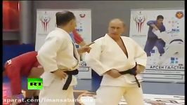 پوتین رییس جمهورذ در حال تمرین کاراته جودو . گویا پوتین خودش درجه استادی داره