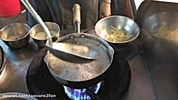 پختن غذای خیابانی لذیذ اشتهاء آور در تایوان