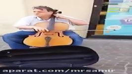 یک نوازنده دوره گرد فرانسوی در شهر لیل فرانسه ویولنسل سرود ای ایران را می نوازد می خواند