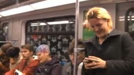 خنده این خانوم در مترو همه رو به خنده می ندازه واقعا خنده داره