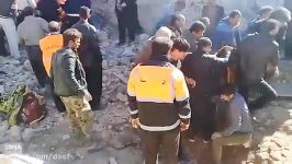 بیرون کشیدن اجساد زیر آوار زلزله کرمانشاه