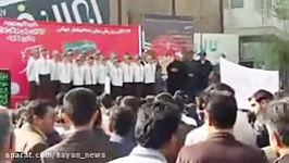 اجرای سرود توسط دانش آموزان در راهپیمایی سیزده آبان