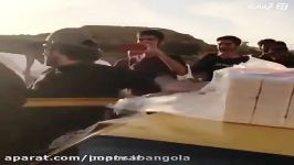 بهرام رادان در حال کمک کردن به مردم زلزله زده در اطراف کرمانشاه