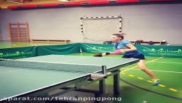آموزش پینگ پنگ در تمرین توپ اندازی قهرمان زن پینگ پنگ