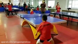 آموزش پینگ پنگ در تمرین دو نوجوان باشگاه پینگ پنگ چین