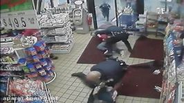 برخورد وحشیانه پلیس آمریکا شهروندان در یک مغازه
