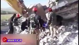 لحظه دردناک بیرون کشیدن اجساد زلزله کرمانشاه زیر آوار