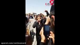 نوحه خوانی جانسوز پدر پسر11 ساله حین خاکسپاری در بهشت زهرا