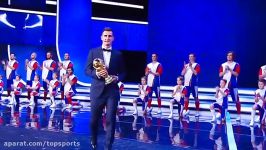 آوردن جام توسط کلوزه در مراسم قرعه کشی جام جهانی روسیه