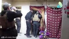 لحظه دستگیری تروریست های داعش در خانه هایشان در موصل