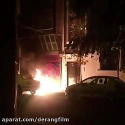 فیلم لحظه آتش زدن درب باشگاه پرسپولیس توسط افراد ناشناس