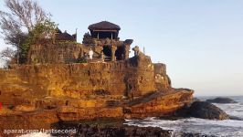 حمله موجها به ساحل معبد زیبای tanah lot