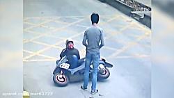 انتقام مرد چینی دزد موتوری گوشی وی را دزدید