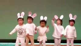 رقص کودک سیاه سفید خنده دار ~ نمایشگاه مدرسه مهد کودک
