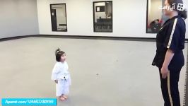 دختربچه نینی فوق العاده بامزه خنده دار کاراته باز