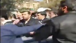 #نیروی انتظامیبرای مصادره پارچہ روی گاری هفت تیر می كشہ تیر اندازی میکنہ.
