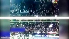 سقوط تماشاچیان فوتبال بر اثر فرو ریختن مانع شیشه ای
