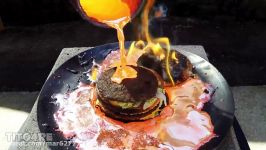 ریختن مواد مذاب روی همبرگر مک دونالت